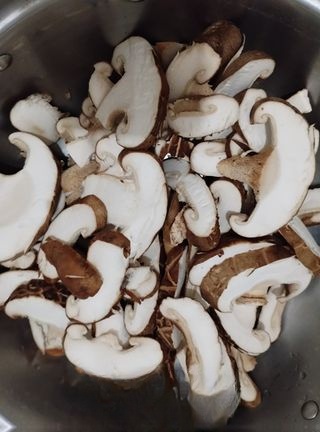 Stir-fried shiitake mushrooms